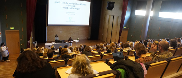 I aulan med "studenter" och föreläsare.