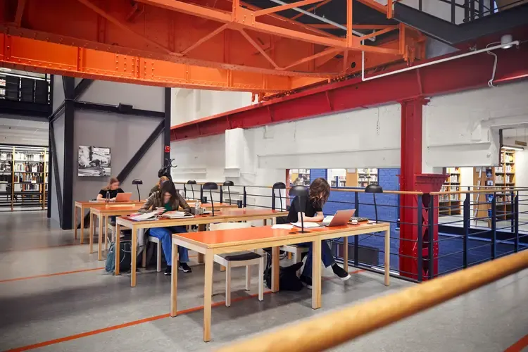 Studieplatser där två studenter sitter och studerar.