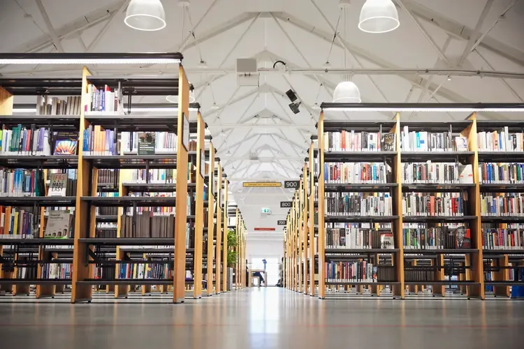 En lång rad med bokhyllor fulla med böcker.