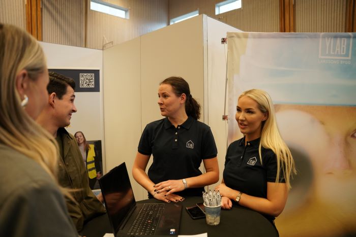 Lovisa Rendahl och Sandra Ingvarsson från YLAB Larssons bygg söker en ny kollega till ekonomiavdelningen.