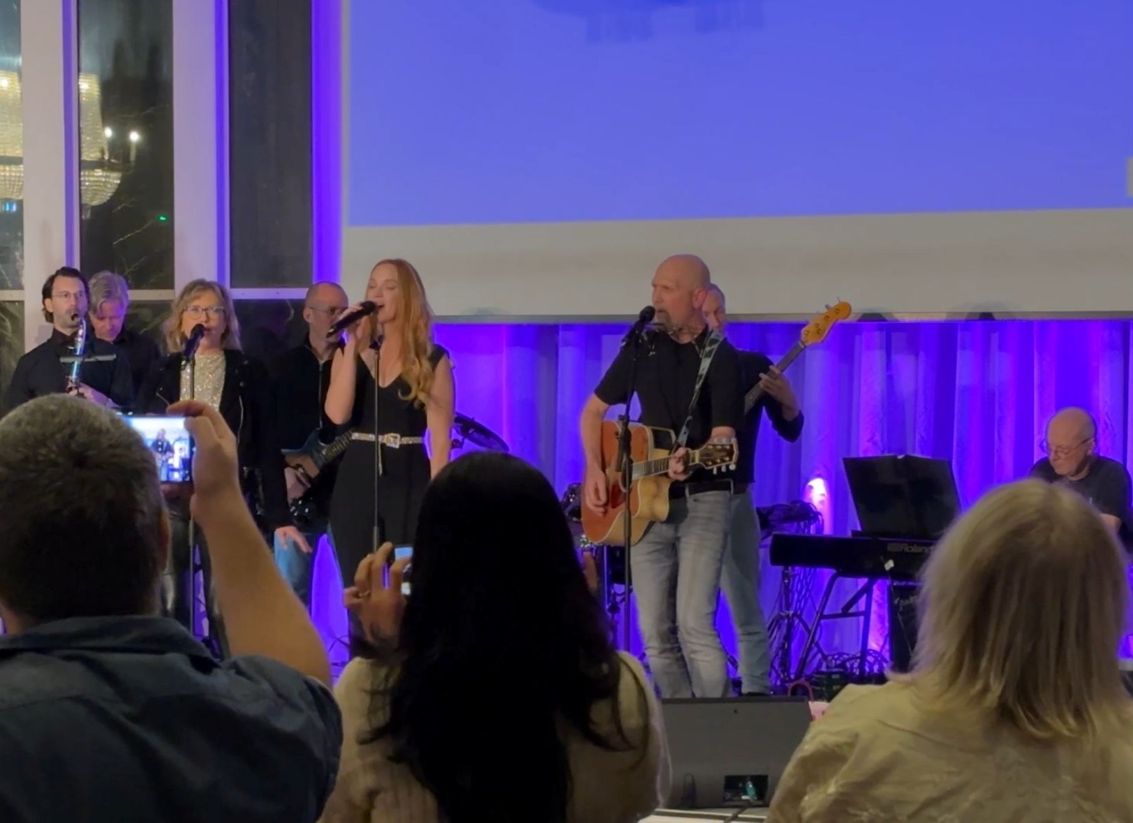 Ett musikband spelar.