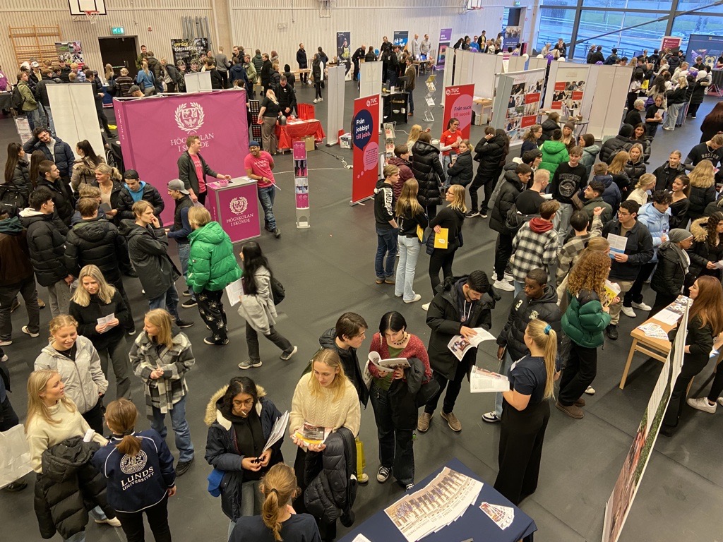 High school students at the fair Framtidsmässan at Jönköping University.