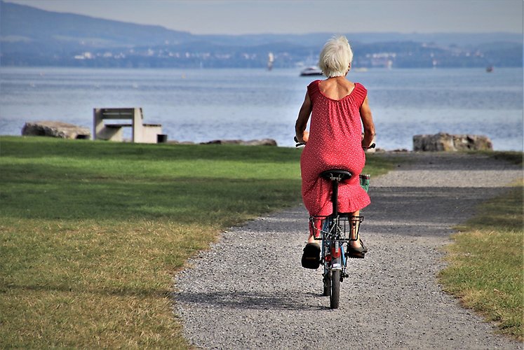 Dam på cykel