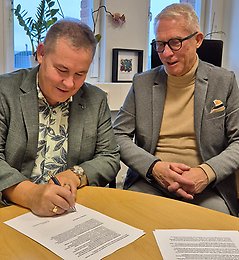 Thomas Winman (left) and Ola Götesson sign the agreement for the Competence Academy Jönköping.